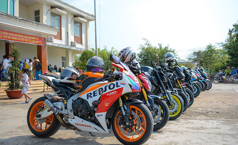 Dàn môtô đắt tiền xuất hiện tại huyện biên giới tỉnh Long An